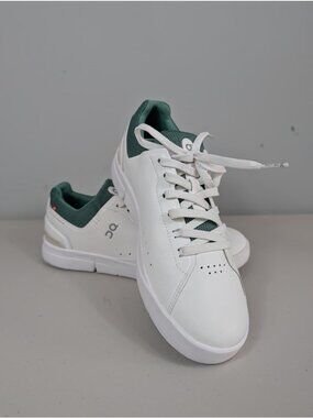 On Cloud the roger advantage sneaker in white/green color women's size 9.5